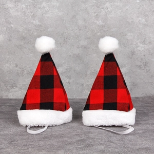 Paire de bonnets de Noël à carreaux rouges et noirs pour chiens et chats avec pompon blanc