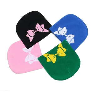 Lot de quatre bonnets en maille colorés avec motifs nœuds en noir, bleu, rose et vert