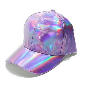 Détail macro de la surface irisée holographique violette de la casquette de baseball