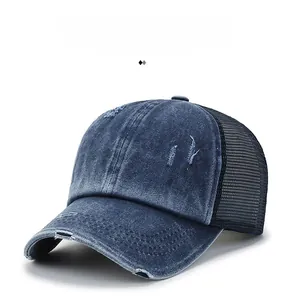 Detailsicht der Vintage-Baseballkappe aus gewaschenem Denim mit Rissen und Netzrückseite