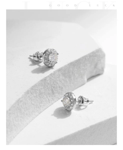 Vue macro des boucles d'oreilles halo en argent S925 avec moissanite ronde