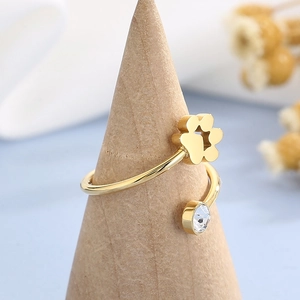Détail d'une bague chat ajustable en or avec zircon cubique sur support en bois
