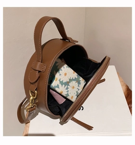 Innenansicht der braunen runden Retro-Tasche mit Platz für Handy und Geldbörse