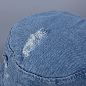 Chapeau bob en jean bleu clair délavé avec détails effilochés au sommet du chapeau