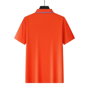Detalle de polo naranja con rayas decorativas rojas blancas y azules en el cuello