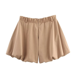 Dettaglio degli shorts a palloncino kaki con vita elastica e orlo a sbuffo pieghettato