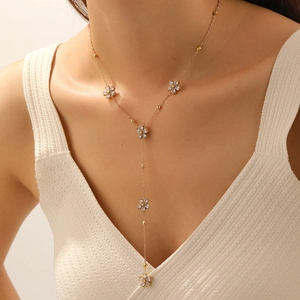 Élégant collier en Y plaqué or avec pampilles et pendentifs fleurs en cristaux brillants