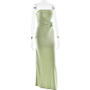 Détail d'une robe longue bustier vert clair avec drapé à la taille et broche décorative