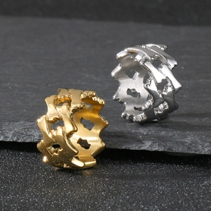 Dettaglio dell'anello in acciaio al titanio con design a catena romboidale vuota