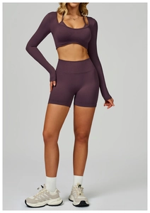 Dettaglio completo completo yoga viola senza cuciture con pantaloncini a vita alta e felpa