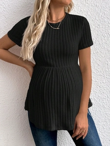 Detail eines schwarzen Umstandsshirts aus Rippstrick mit hoher Taille und weichem Rundhals