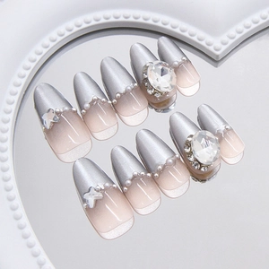 Unghie finte artigianali silver cat-eye con perle francesi e strass a farfalla