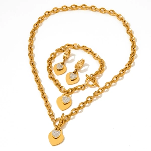 Parure dorée avec fermoir OT et pendentifs double cœur ornés de strass brillants