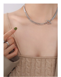 Collar plateado con cierre OT y cadena de serpiente lucido por una modelo en detalle