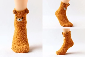 Détails des chaussettes en molleton corail caramel avec oreilles d'ours 3D et broderie