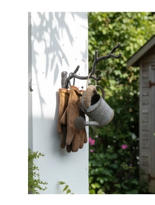 Gancio rustico in ghisa a forma di ramo con guanti da giardino e annaffiatoio