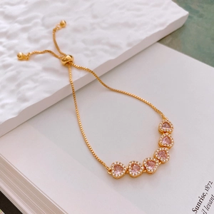 Détail du bracelet cœur en zircon rose avec fermoir coulissant réglable doré