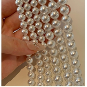 Colliers de perles blanches élégants avec finition brillante pour un look sophistiqué