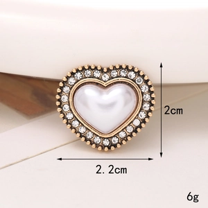 Dettaglio charm per scarpe a cuore con perla e cristalli, misura 2,2x2cm
