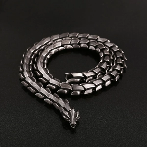 Vue détaillée du collier à mailles d'écailles de dragon argenté avec fermoir tête de dragon