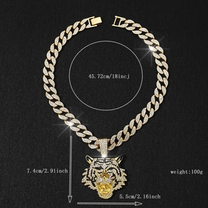 Detaillierte Maße der goldfarbenen Tigerkopf-Kubanerkette mit Strasssteinen.