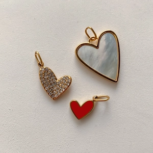 Parure de bijoux cœur doré avec strass, nacre et breloques en émail rouge