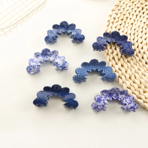 Set di sei pinze per capelli ondulate blu e bianche con motivi floreali, pois e quadri