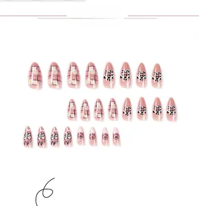 Detailansicht von Almond-Press-on-Nägeln mit Gänseblümchen, Kuhmuster und lila Smileys
