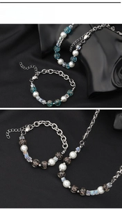 Détail de colliers et bracelets en perles de sable doré lumineux avec chaînes en acier