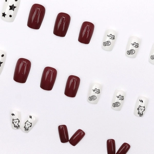 Faux ongles courts chat et poisson, coloris bordeaux et blanc, finition brillante