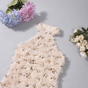 Detail von Pailletten und Kunstpelz-Textur an diesem rückenfreien Neckholder-Kleid