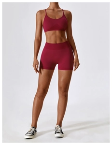 Détail de l'ensemble short de yoga taille haute bordeaux et brassière de sport