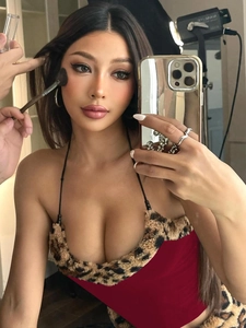 Haut caraco rouge pour femme avec bordure en fausse fourrure léopard et coupe slim