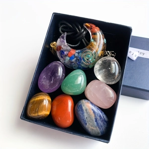 Coffret de guérison chakra avec 7 pierres polies et un pendentif lune en résine