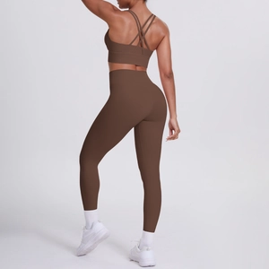 Ensemble de yoga marron café avec soutien-gorge à dos croisé et legging taille haute