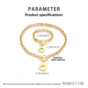 Dettaglio del set collana e bracciale con ciondolo a cuore in acciaio inossidabile dorato