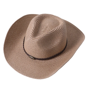 Détails du tissage de paille du chapeau de cowboy avec bande et emblème de rhinocéros