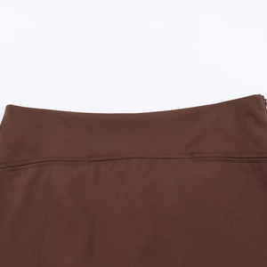 Dunkelbraune A-Linien-Rockhose mit hochwertiger Textur und Taillensteppung im Detail
