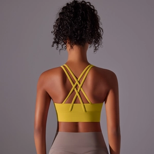 Dettaglio delle spalline incrociate sul retro del reggiseno sportivo giallo limone