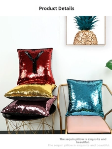 Nahaufnahme glitzernder Pailletten-Kissenbezüge in Rot, Gold und Blau für Sofa-Dekor