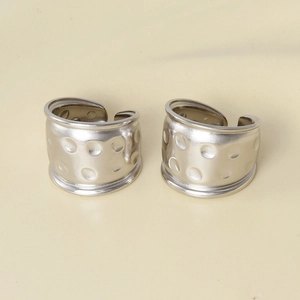 Détail d'une bague ajustable en acier inoxydable 304 argenté avec texture martelée