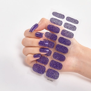 Glitzernde lila Nagelaufkleber Modell CS-034 mit Farbverlauf auf Naturnägeln aufgetragen
