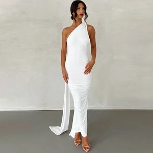 Elegantes weißes One-Shoulder-Abendkleid mit schmaler Passform und langem Schleppen-Detail