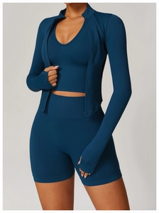 Ensemble de yoga 3 pièces avec veste zippée à manches longues, passe-pouces et short taille haute