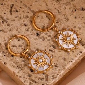 Boucles d'oreilles étoile en acier doré avec nacre blanche et cristal sur roche