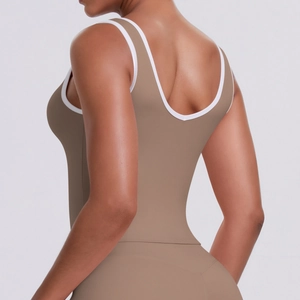 Détail du haut de yoga kaki avec bordures blanches contrastées sur le dos et les emmanchures
