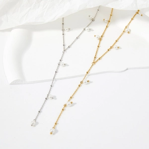 Colliers en Y élégants dorés et argentés avec perles sur un fond blanc minimaliste