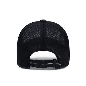 Atmungsaktive schwarze Mesh-Baseballkappe mit verstellbarer Schnalle und Reflexstreifen