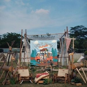 Détail de la tenture de camping avec texte Life Is Better Outside et illustration nature