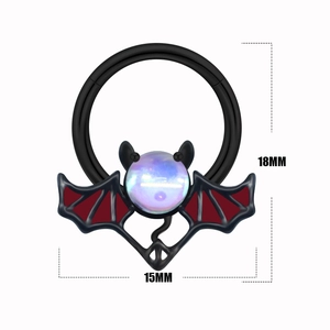 Schwarzes Fledermaus-Nasenpiercing mit rötlichen Flügeln und Opal-Perle, 15mm x 18mm Maße